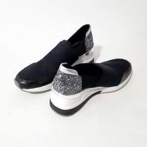 EUC MICHAEL Michael Kors black & white laceless logo sneaker w/ glitter accent 6